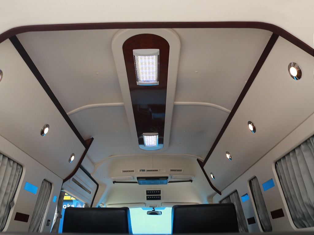 天井中央部のシーリングパネルには間接照明を配置し、中央のＬＥＤライトはホワイトとブルーの切り替えが可能です。