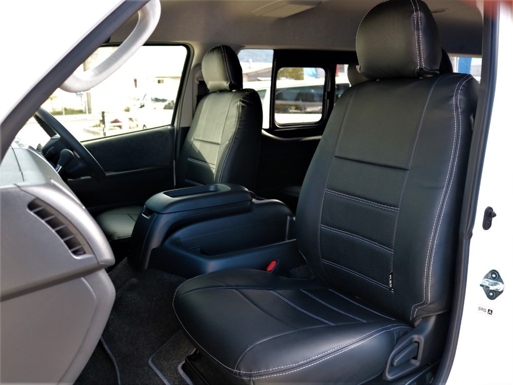 FLEXオリジナルレザー調シートカバーを完備！　車内に高級感を与えてシートの保護効果も期待できます。