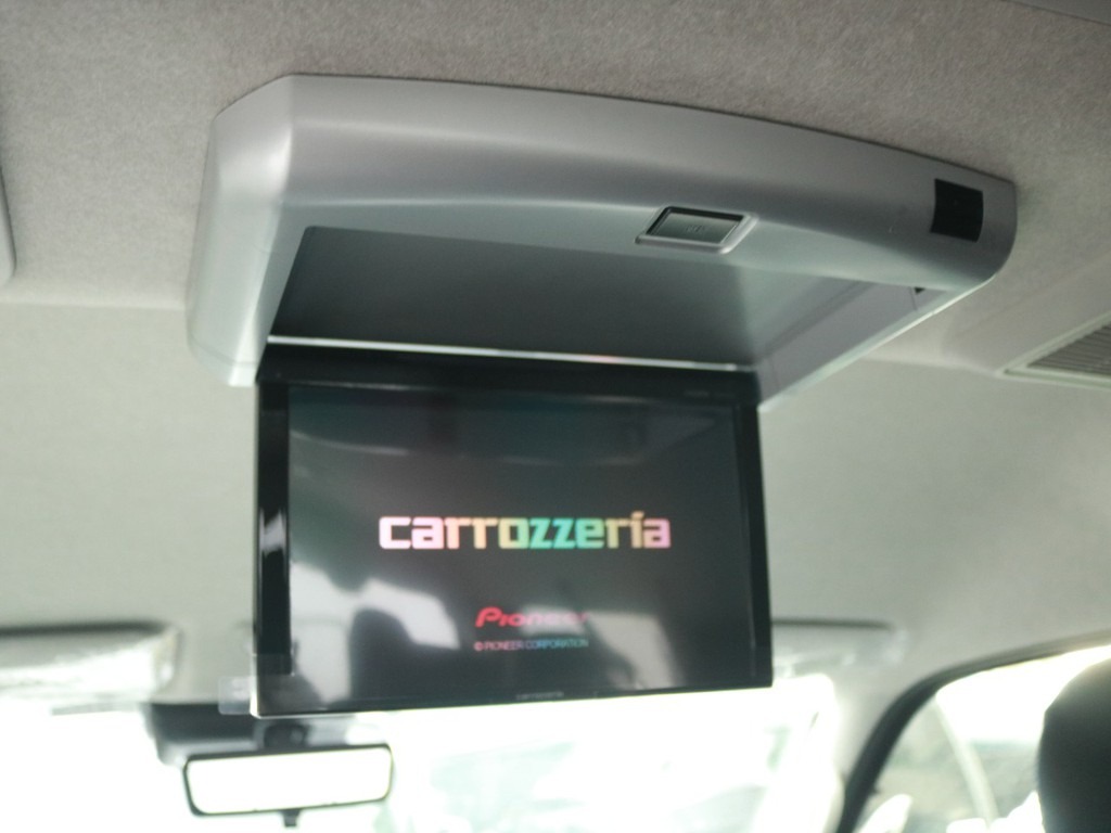 カロッツェリア10.2型後席モニター装着。後ろのゲストも退屈することありません！