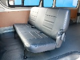 スーパーロングには簡単に収納できるベンチシートが設置されています。