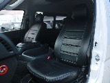 レザー調シートカバーを装着済み！　車内の高級感を演出すると共に、純正シートの保護効果も期待出来ます。
