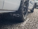 TRDマッドフラップ装着済み！小石の飛び散りによってボディが傷つく可能性も高いので、マッドガードを装着していた方が安心ですね！