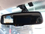バックカメラ内蔵自動防眩ミラーが、駐車時のサポートをしてくれます!