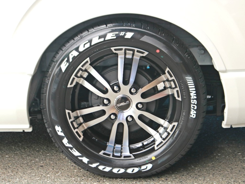 足回りにはFLEXオリジナル　Delf02　17インチアルミホイールを装着！　タイヤは人気のナスカーホワイトレタータイヤを合わせました。