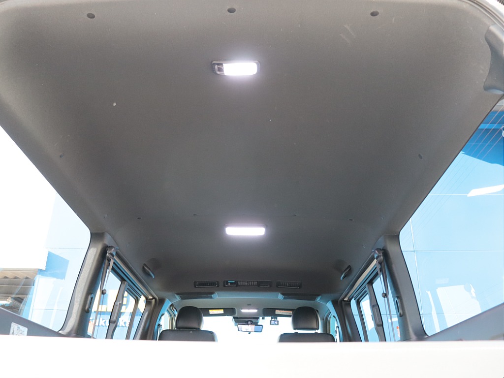 LEDルームランプは、夜間の車内も明るく照らしてくれます！