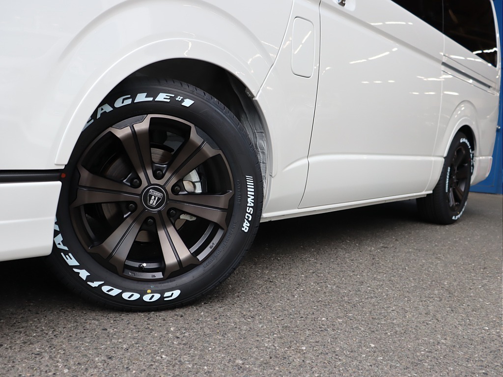FLEXオリジナルカラー　アーバングランデ17インチAWを装着！　タイヤは人気のナスカーホワイトレタータイヤを合わせています！