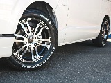 足回りにはDelf02　17インチアルミを装着！　タイヤは人気のナスカーホワイトレタータイヤを合わせました！
