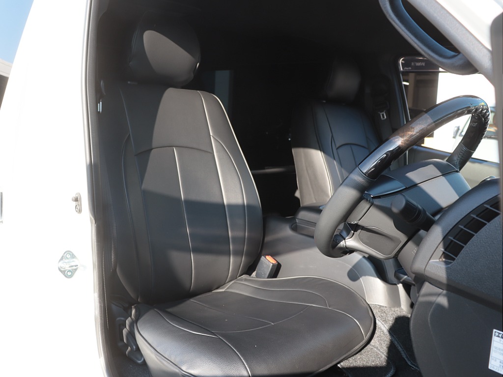 FLEX　ブラックレザー調シートカバー装着済み！車内に統一感と高級感を与えてくれます！