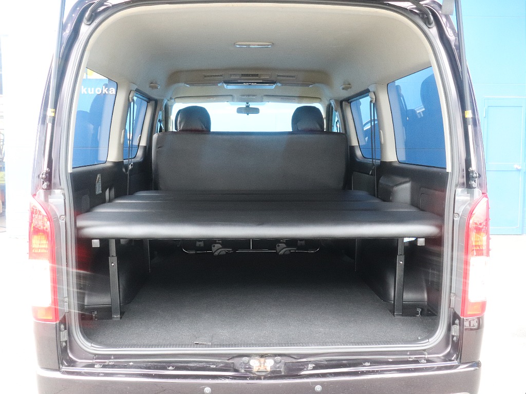 リアハッチを開くと広大なスペース！ベッドキット設置で車中泊にも対応可能！