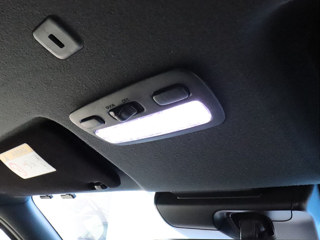 LEDルームランプでより車内を明るく照らしてくれます♪