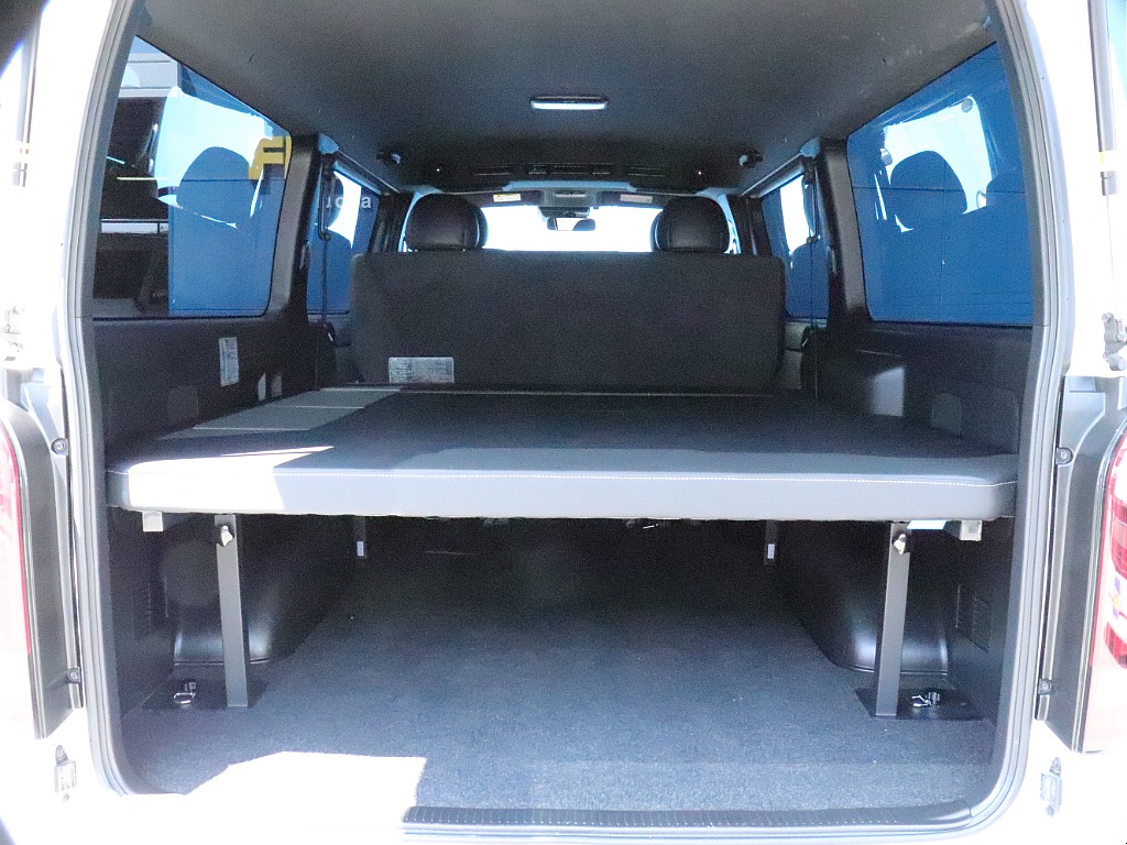 天井には、ダークプライムＩＩ特別仕様専用のブラックルーフ＆ブラックピラーが装着されています！　車内全体に高級感が漂っています。