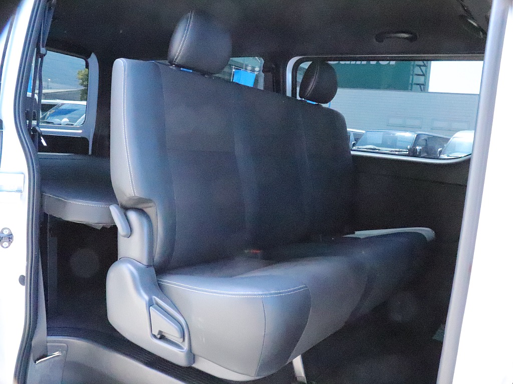 勿論、2列目シートも専用のハーフレザーシートになっています。3点式シートベルトなのでチャイルドシートの設置も可能です！
