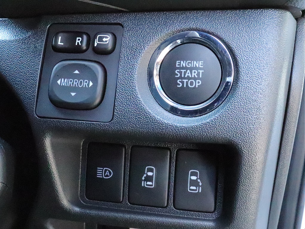 プッシュスタート　スマートエントリー！自動ドアの開閉操作は運転席からも可能です！