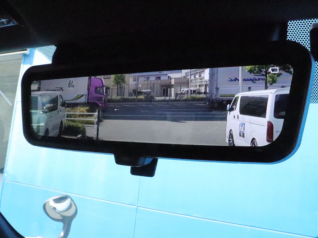 メーカーオプションのデジタルインナーミラーは荷物や乗員で後方が見えない状況でも、カメラ映像で常にクリアな後方確認が可能。