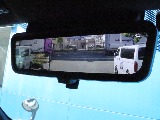メーカーオプションのデジタルインナーミラーは荷物や乗員で後方が見えない状況でも、カメラ映像で常にクリアな後方確認が可能。