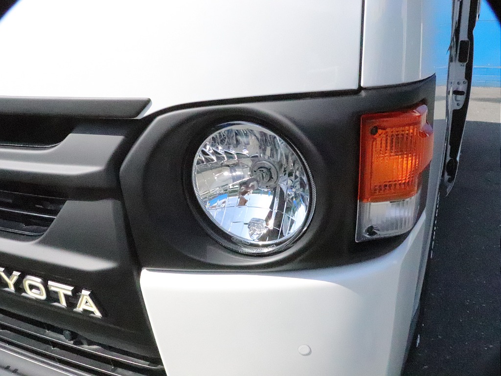 LEXオリジナルのキュートな丸目ヘッドライトクラシック感のあるTOYOTAのロゴがワンポイント◎