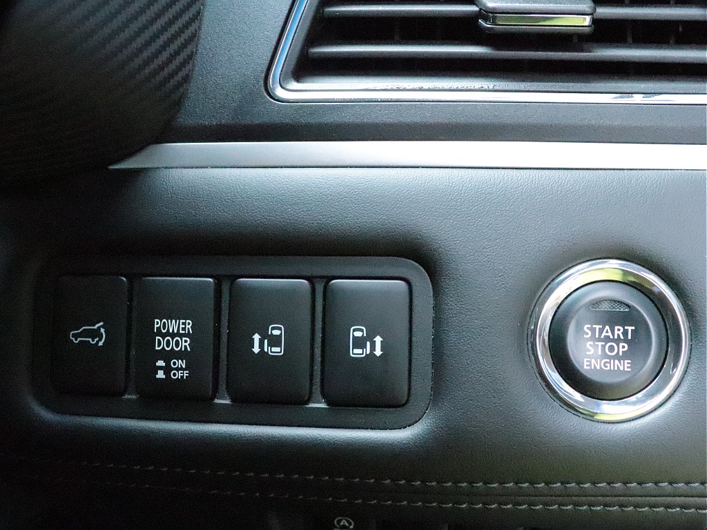 メーカーオプションのパワースライドドアは運転席からも可能です☆
