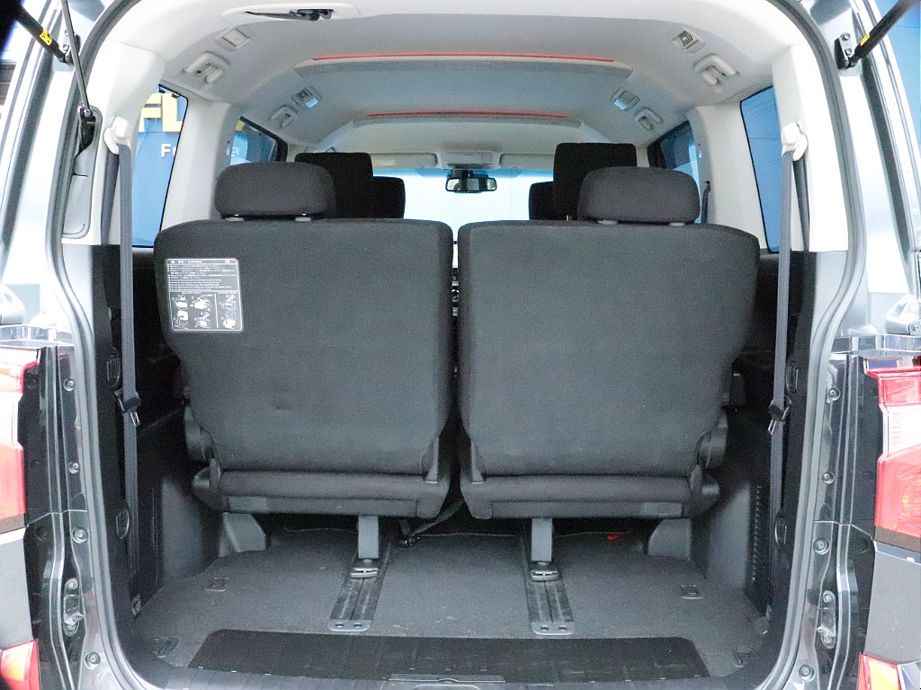 最後部シートは、跳ね上げ可能です◎跳ね上げる事によってお荷物スペースも確保できます