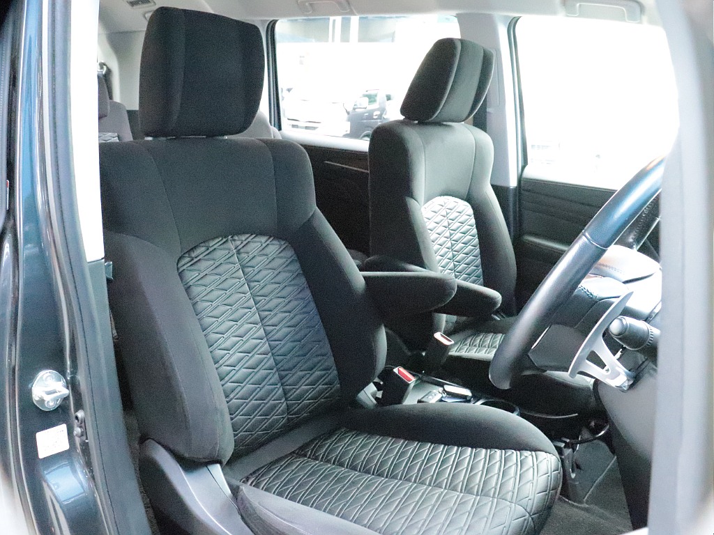 運転席、助手席にはシートヒーターがあるので冬でも快適にドライブが可能です♪