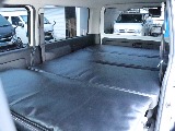 ベッドキット設置、リアフィルム5面施工で車中泊にも対応可能です♪