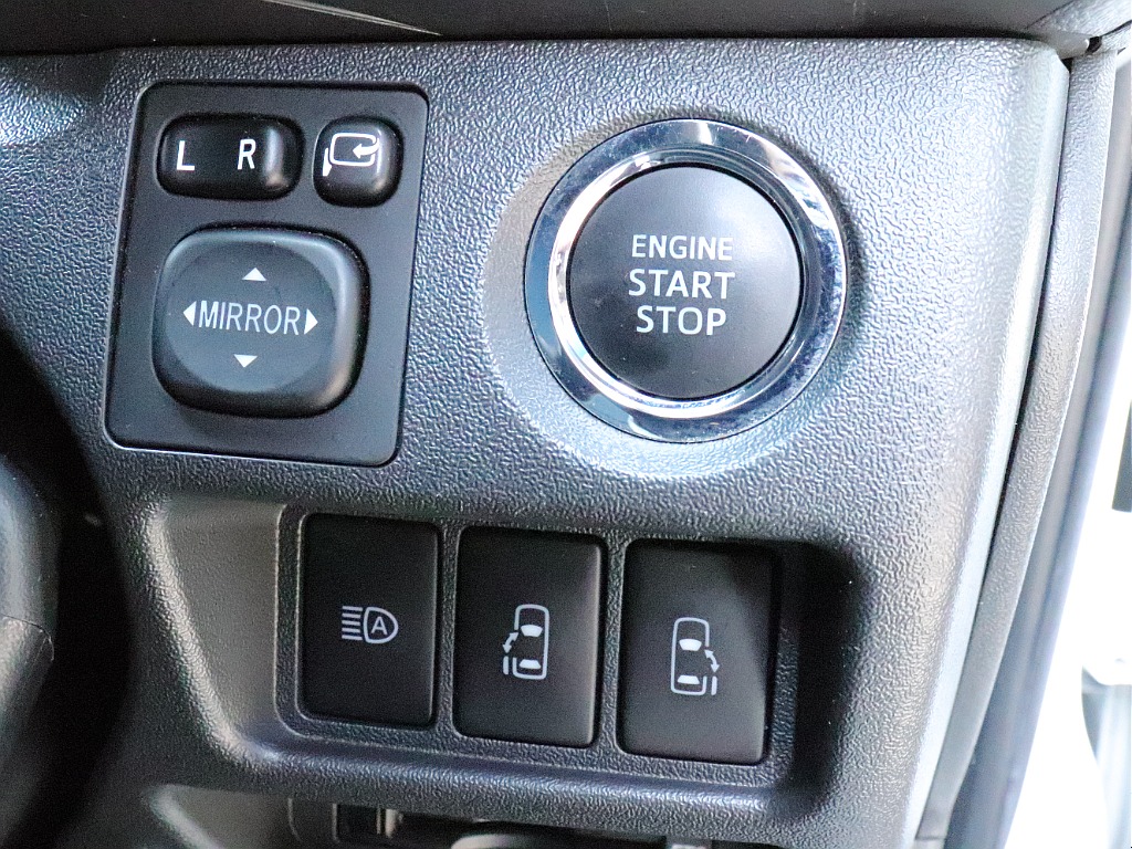 プッシュスタートスマートエントリー！自動ドアの開閉操作は運転席からも可能です