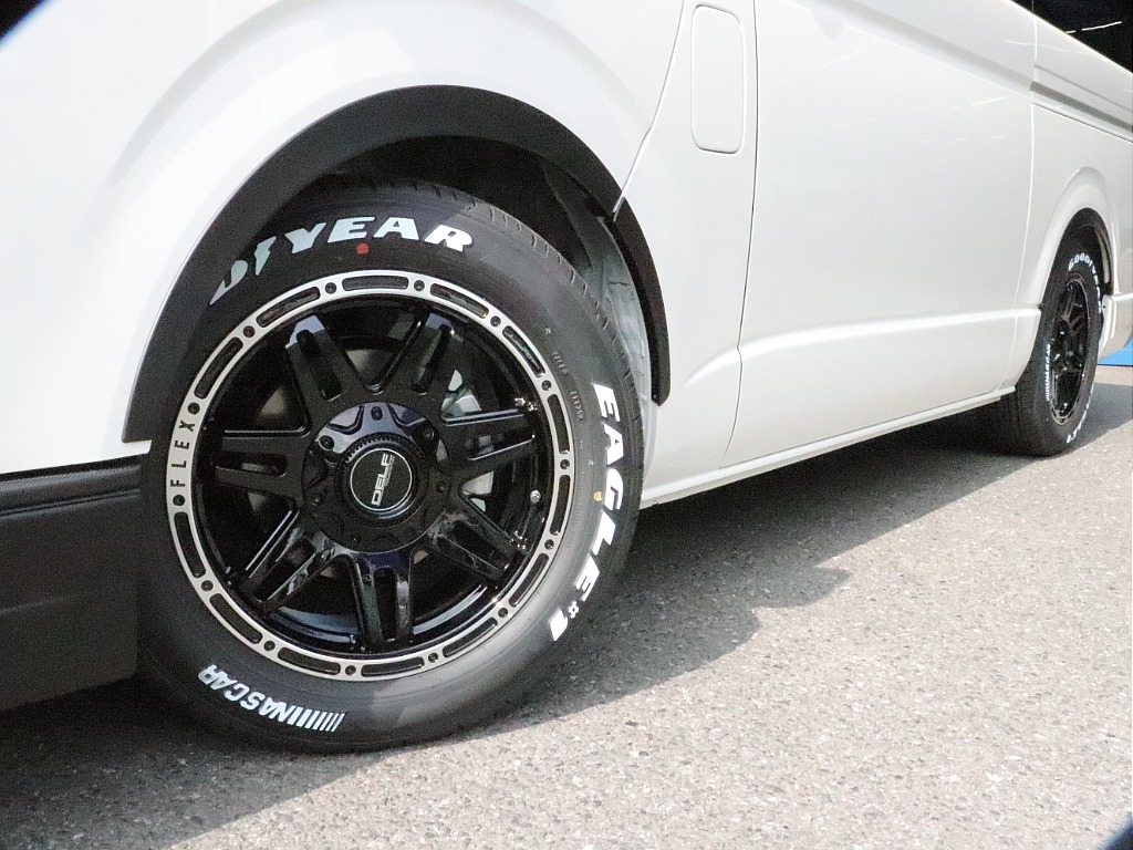 視覚的ローダウン効果のあるオーバーフェンダー(マットブラック)を装着した足回りには、Delf04　17インチAWを装着しナスカーホワイトレタータイヤをインストール！