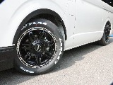 視覚的ローダウン効果のあるオーバーフェンダー(マットブラック)を装着した足回りには、Delf04　17インチAWを装着しナスカーホワイトレタータイヤをインストール！
