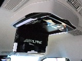 12.8型のフリップダウンモニター！後席ゲストも退屈させません♪