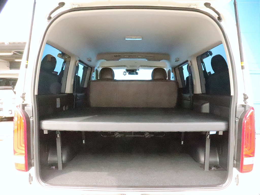 後部には、FLEX　type2ベッドキット設置！リアフィルム5面施工もしているので車中泊にも対応可能◎