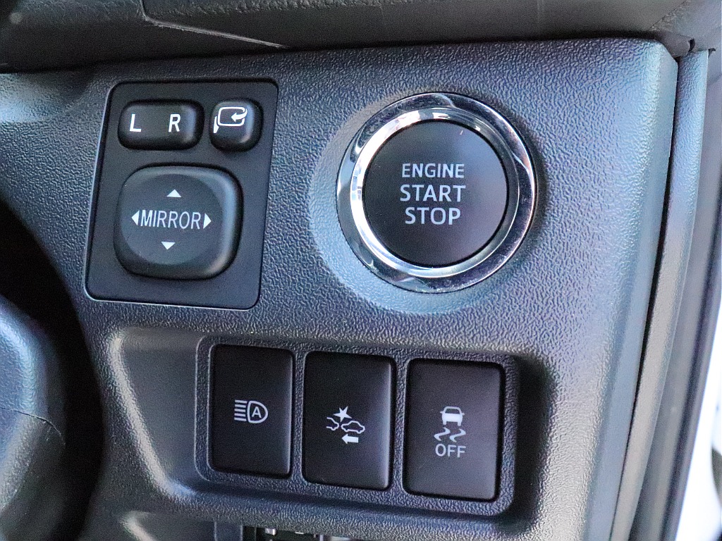 パワースライドドドアの開閉操作は運転席からも可能です