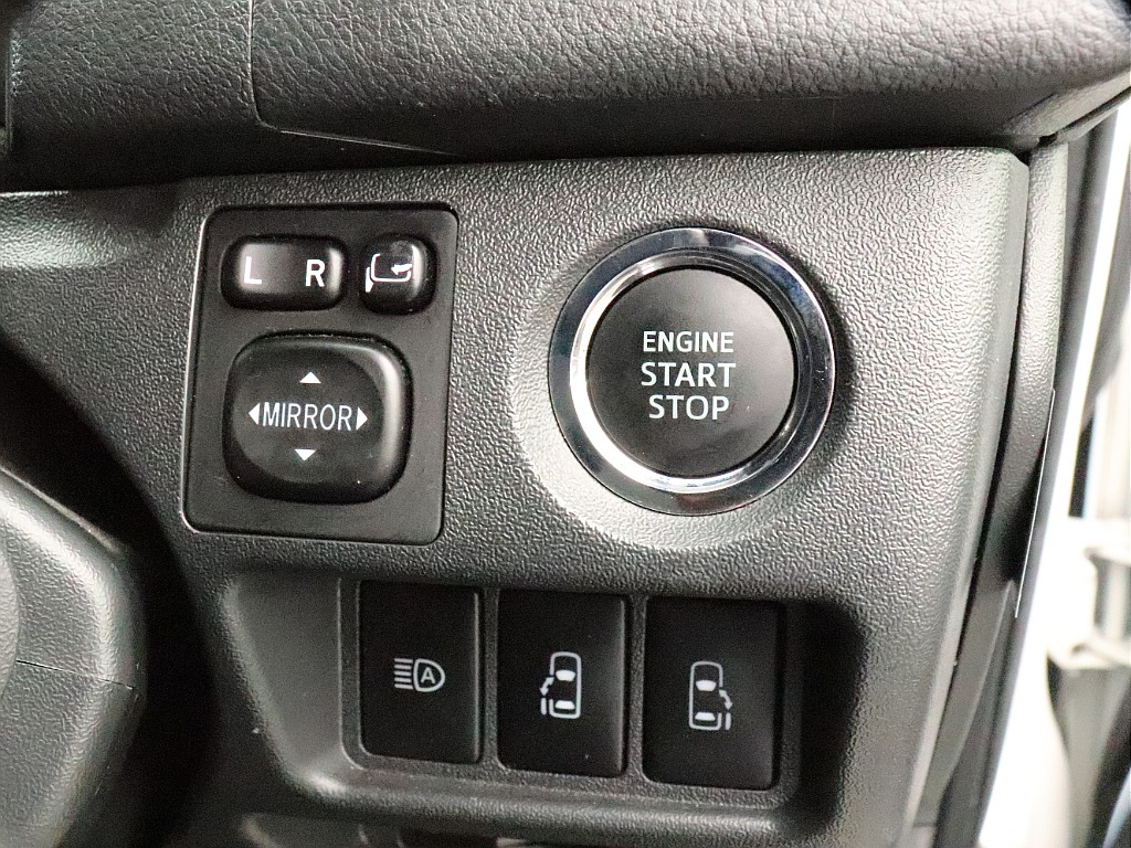 自動ドアは、運転席からも操作可能です♪