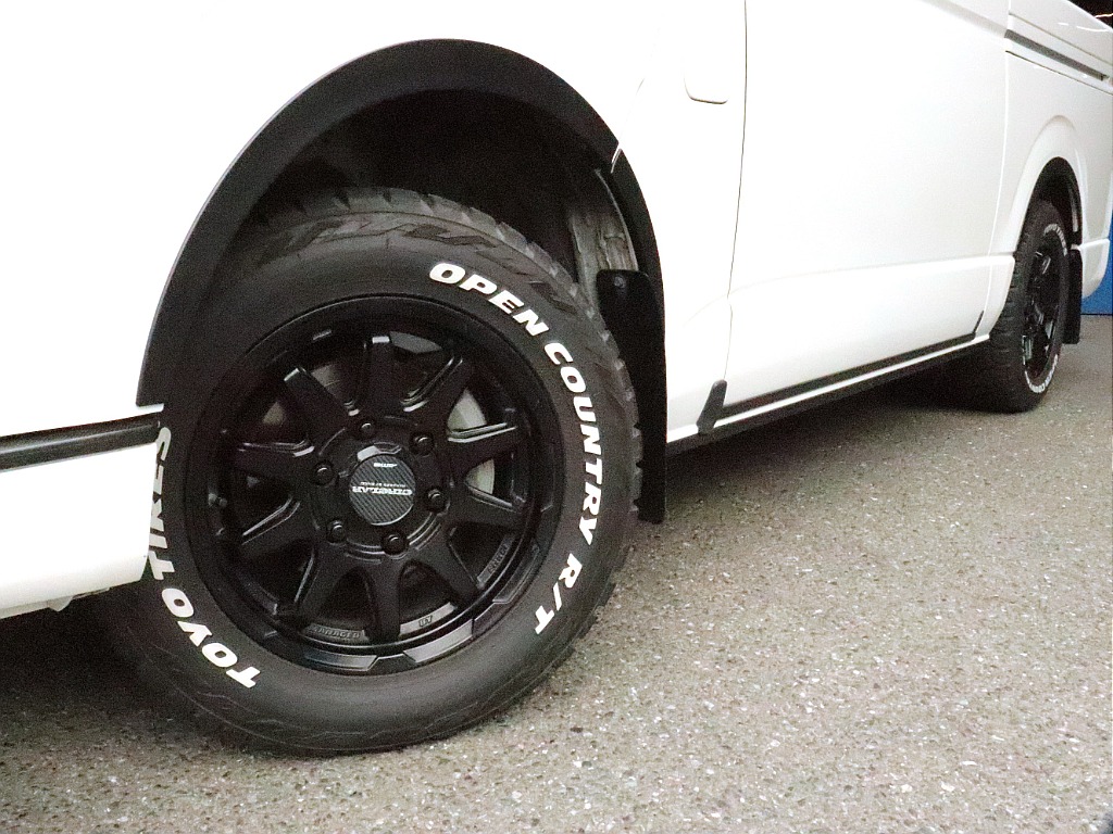 視覚的ローダウン効果のあるオーバーフェンダー(マットブラック)を装着した足回りには、KYOHOサーキュラー16インチAWを装着しTOYOオープンカントリータイヤをインストール！