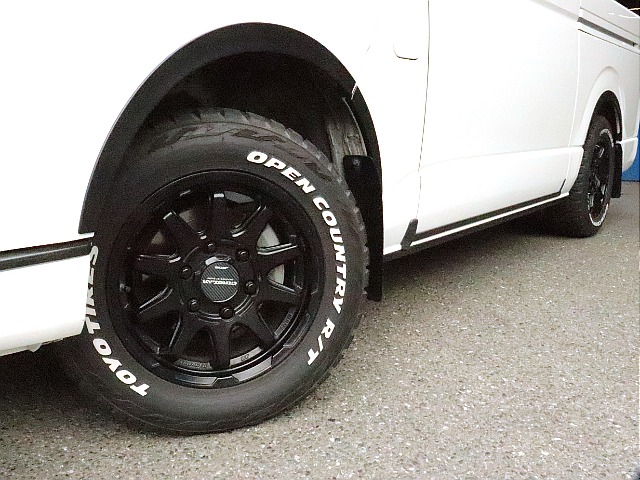 視覚的ローダウン効果のあるオーバーフェンダー(マットブラック)を装着した足回りには、KYOHOサーキュラー16インチAWを装着しTOYOオープンカントリータイヤをインストール！