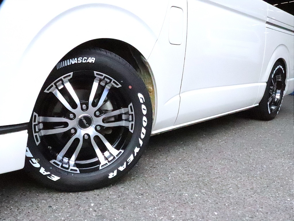 トヨタ ハイエースバン(4枚目)