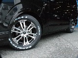 視覚的ローダウン効果のあるオーバーフェンダーを装着した足回りには、Delf02　17インチAWナスカーホワイトレタータイヤをインストール☆