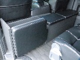 普段は9人乗車のゆったり車内空間♪緊急時には、1.5列目シートを起こして10人乗車も対応可能です！