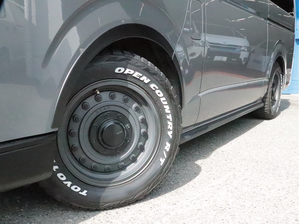 視覚的ローダウン効果のあるオーバーフェンダーを装着した足回りには、DEANコロラド16インチAW、TOYOオープンカントリータイヤをインストール