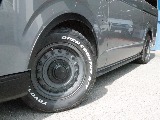 視覚的ローダウン効果のあるオーバーフェンダーを装着した足回りには、DEANコロラド16インチAW、TOYOオープンカントリータイヤをインストール