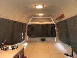 カーテンを閉めてフルフラット状態にすると、、そこはもう寝室！！ごゆっくりおくつろぎください♪