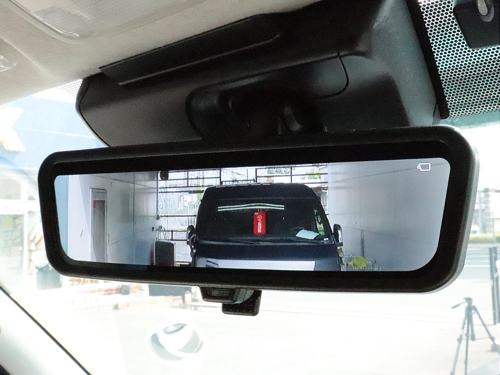 メーカーオプションのデジタルインナーミラー搭載