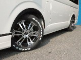 視覚的ローダウン効果のあるオーバーフェンダーを装着した足回りには、Delf0217インチAWを装着し、ナスカーホワイトレタータイヤをインストール