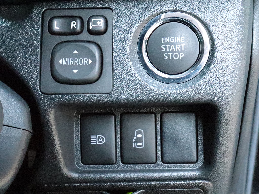 プッシュスタートスマートエントリー！自動ドアの開閉操作は運転席からも可能です