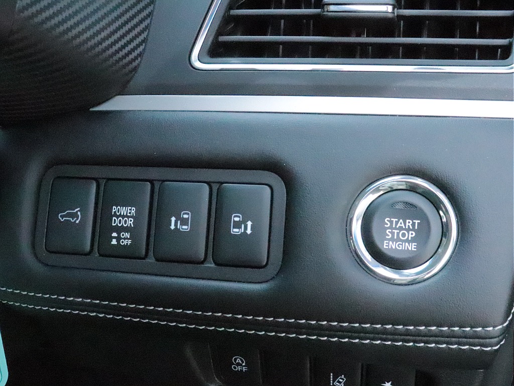 プッシュスタートスマートエントリー、自動ドア開閉操作は運転席からも可能です◎