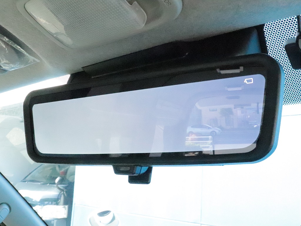 メーカーオプションのデジタルインナーミラー搭載