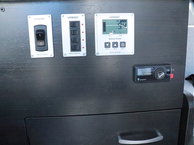 証明スイッチ＆デジタルバッテリー残量系を集約したコントロールパネル