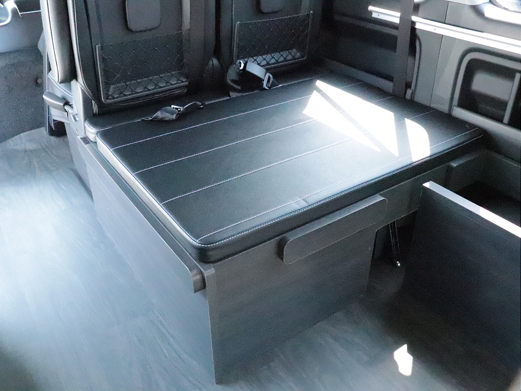 3列目シートは後ろ向き２名の乗車が可能になっています！　4列目シートとテーブルを挟んで対座することが可能です。