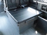 3列目シートは後ろ向き２名の乗車が可能になっています！　4列目シートとテーブルを挟んで対座することが可能です。