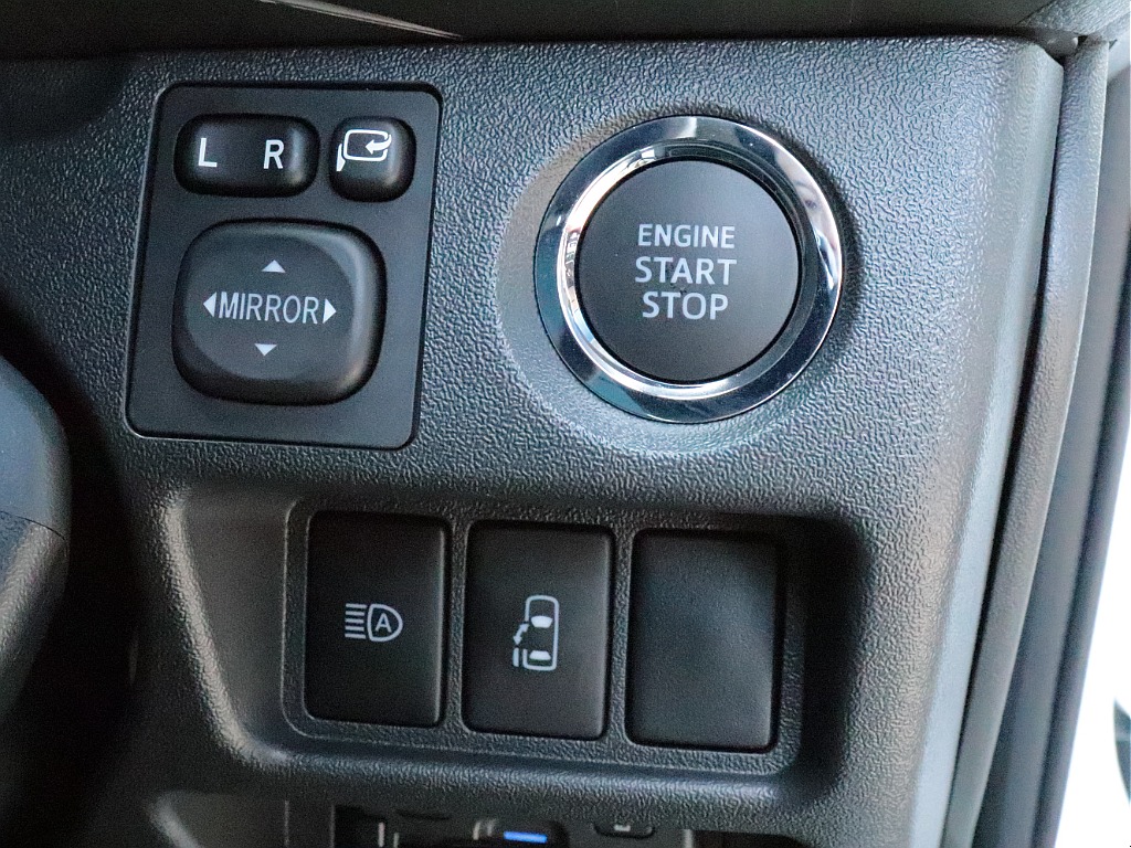 プッシュスタートスマートエントリー！自動ドアの開閉操作は運転席からも可能です♪