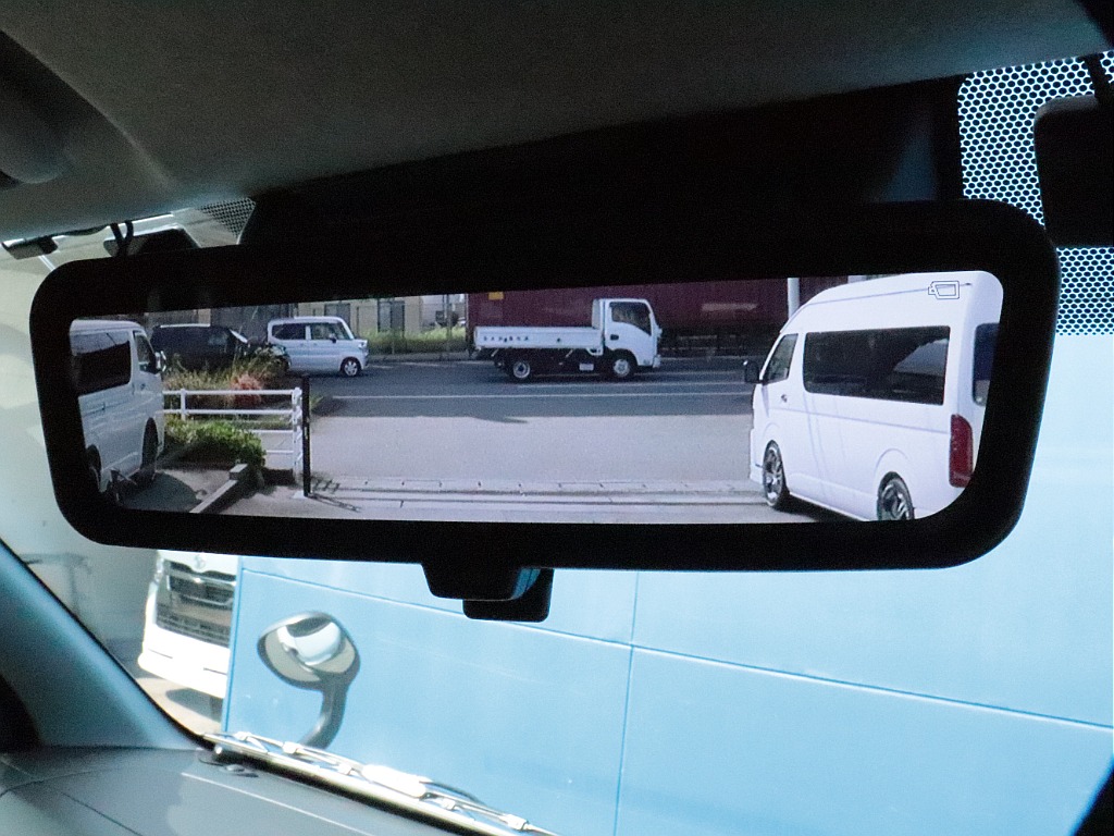 デジタルインナーミラー搭載なので後方の確認も楽々♪　特に高速道路のレーン変更で力を発揮します。勿論、通常のミラーに切り替えることも可能です。