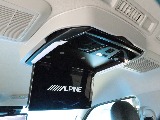 アルパイン12.8型フリップダウンモニターで後席ゲストも退屈させません♪